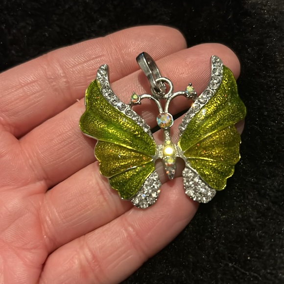 Beautiful Green butterfly pendant, with iridescent accent stones - Picture 3 of 4